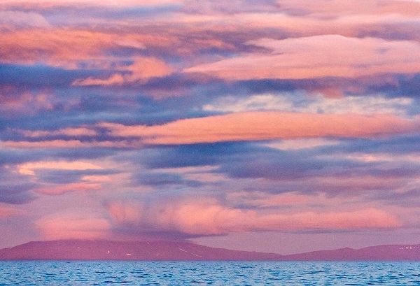 Su, Keren 아티스트의 Sunset sky over the ocean-Cape Dezhnev-Bering Sea-Russian Far East작품입니다.